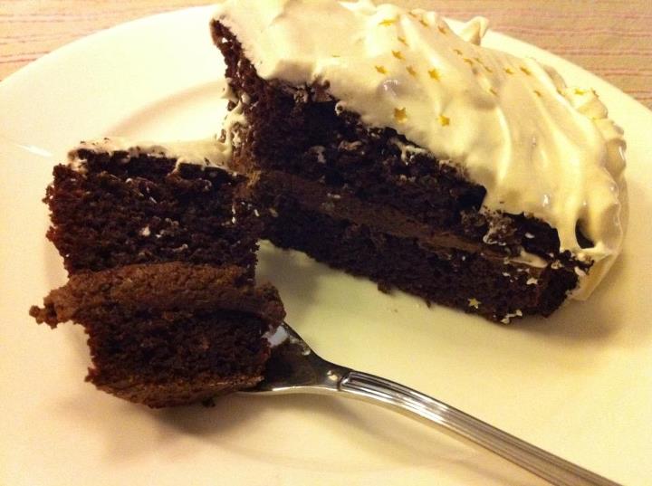 En lækker sukkerfri chokoladekage lavet på sorte bønner og æg. – Af Michelle Andersen*