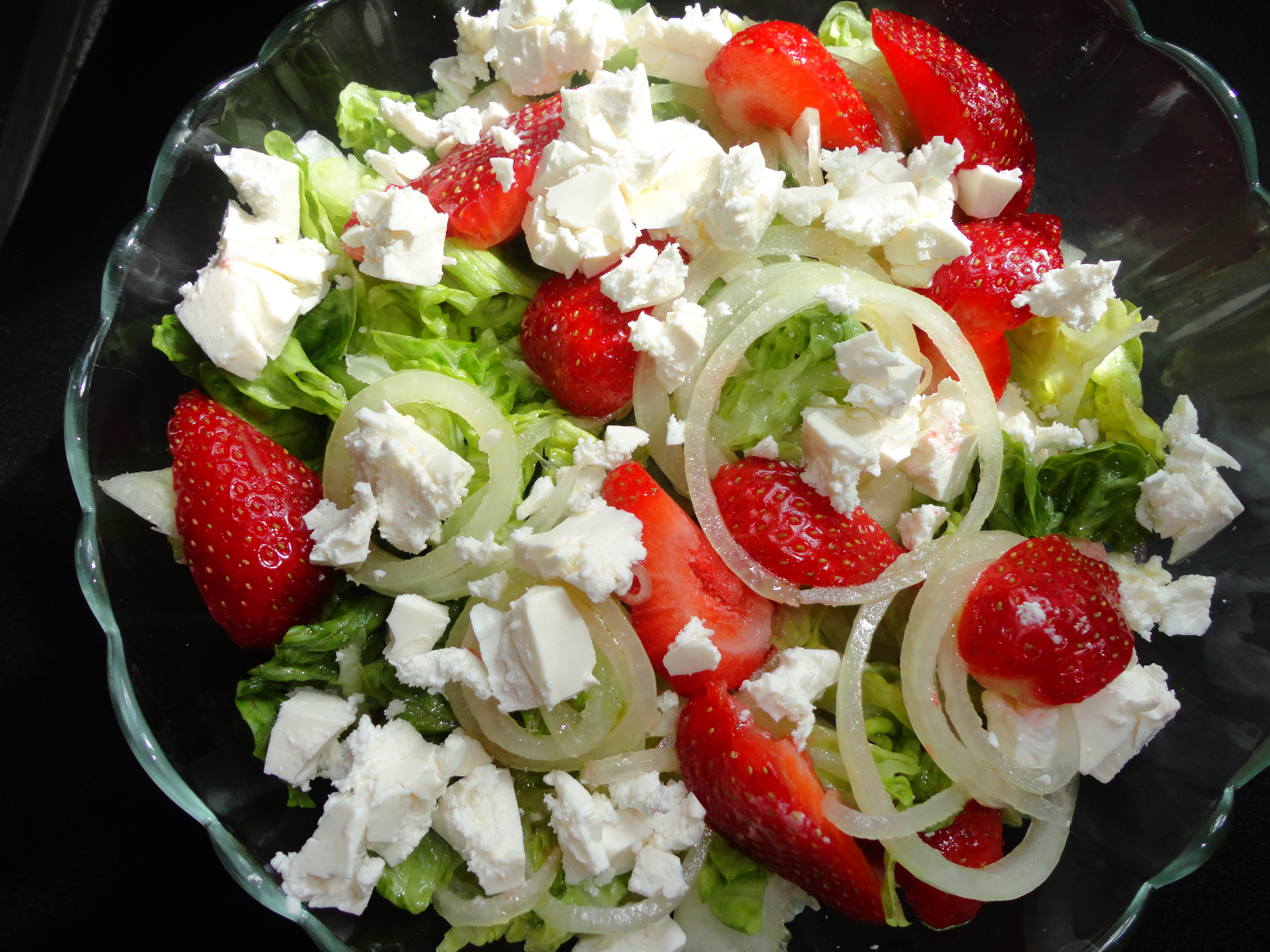 Salat med jordbær og marineret løg