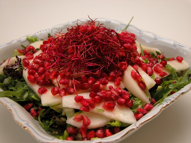 Salat med granatæble og rødbedespirer