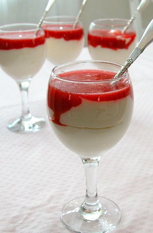 MGP dessert (Citronfromage med jordbær/rabarbergrød)