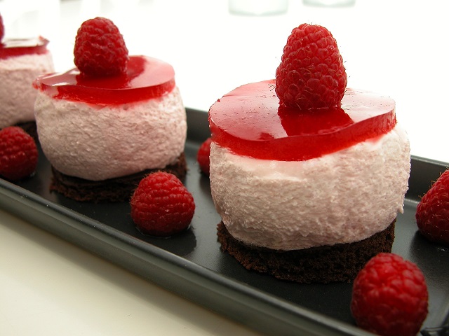 Dessert med hindbærskum og chokoladekage (Valentines dessert)