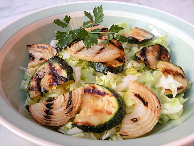 Salat med grillet squash og løg